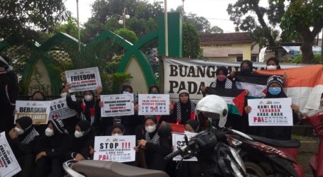 Muslimah Karawang Gelar Aksi Damai Solidaritas Tahanan Perempuan Palestina