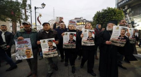 Ratusan Warga Palestina Berdemo Tuntut Pembebasan Tahanan yang Sakit