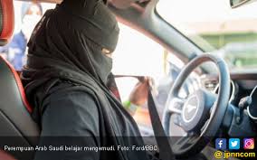 Oman Izinkan Pengemudi Taksi Wanita