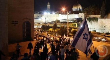 Pemuda Palestina Hadang Serbuan Pemukim Yahudi ke Yerusalem