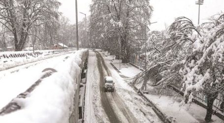 Hujan Salju Lebat Lumpuhkan Transportasi di Kashmir