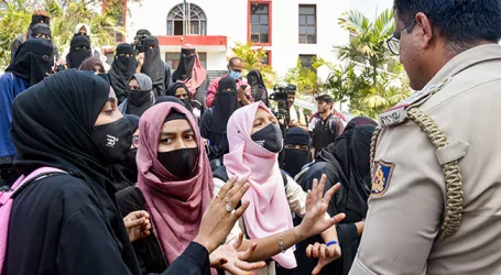 Hakim: Siswi Karnataka Harus Ikuti Aturan Seragam Sampai Kasus Hijab Selesai