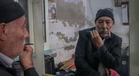 Usia 86 Tahun, Ismail Al-Khatib Jadi Tukang Cukur Tertua di Gaza