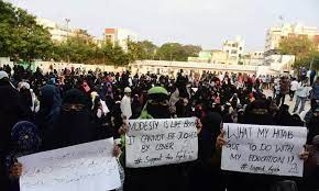 Mahasiswa Anwarul Uloom India Protes Larangan Jilbab