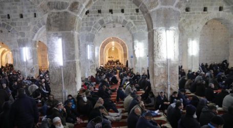 Meski Dihadang, Puluhan Ribu Jamaah Jumatan di Al-Aqsa