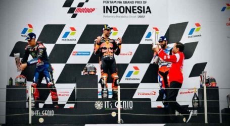 Presiden Jokowi Serahkan Trofi Juara MotoGP Mandalika 2022