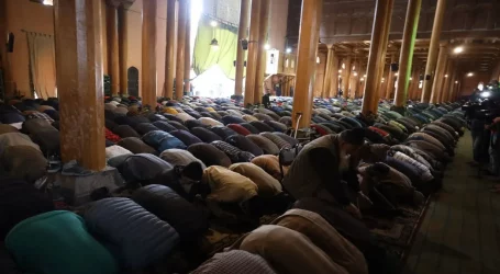 Setelah 30 Pekan Ditutup, Masjid Jamia Kashmir Kembali Adakan Shalat Jumat