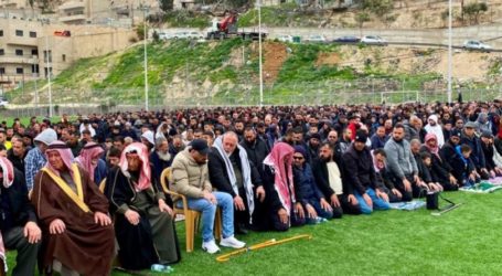 Rencana Dibongkar Israel, Ratusan Warga Lakukan Shalat Jumat di Jabal Al-Mukabbir