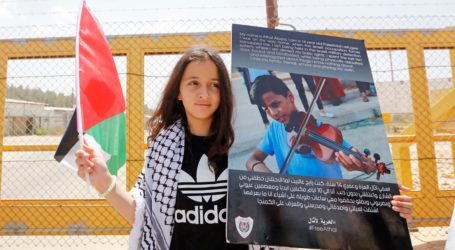 Protes Pengadilan Anak 14 Tahun, Warga Palestina Berdemonstrasi di Luar Kamp Militer Ofer