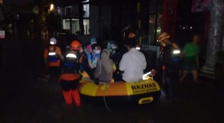 Tim BAZNAS Bantu Evakuasi Korban Banjir di Bekasi