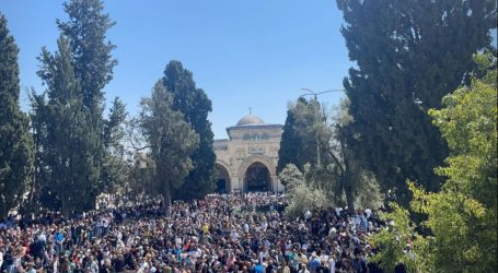 Puluhan Ribu Jamaah Palestina Shalat Jumat di Masjid Al-Aqsa