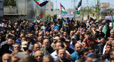 Ratusan Warga Gaza Turun ke Jalan Protes Serangan Israel di Masjid Al-Aqsa