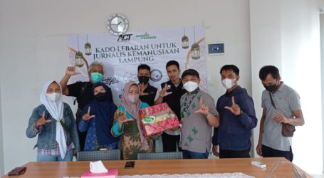 ACT Bandar Lampung Bagikan Kado Lebaran Untuk Jurnalis Kemanusiaan Lampung