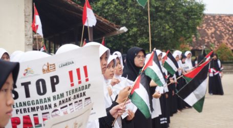 AWG Biro Lampung Gelar Aksi Pengibaran Bendera Indonesia dan Palestina