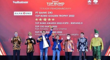 Anies dan Bank DKI Raih Penghargaan Top BUMD Awards 2022
