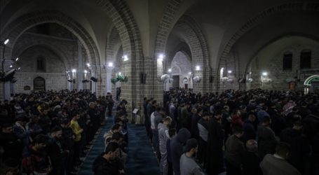 Puluhan Ribu Warga Shalat Tarawih di 23 Masjid Gaza