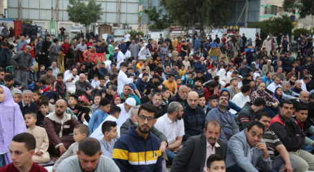 Ribuan Warga Gaza Shalat Idul Fitri di Lapangan Terbuka
