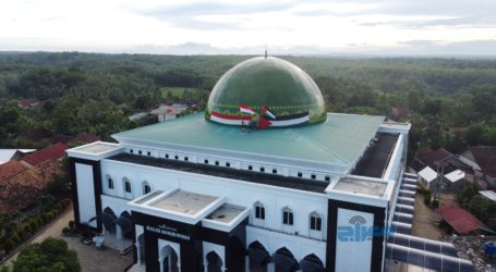 Bendera Indonesia-Palestina Membentang di Kubah Masjid Terbesar di Lampung