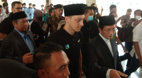 Pesepak Bola Muslim, Mesut Ozil Tunaikan Shalat Jumat di Masjid Istiqlal