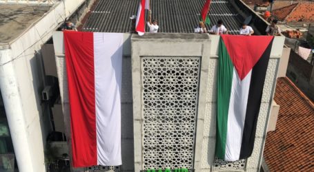 Peringati Nakba, AWG Jateng Bentangkan Bendera Palestina dan Indonesia di Masjid Al-Hikmah Semarang