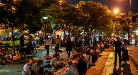 Teheran Gelar Buka Puasa Bersama Terpanjang di Dunia