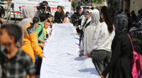 Warga Palestina Kirim Surat Sepanjang 100 Meter Berisi Pelanggaran Israel terhadap Tahanan