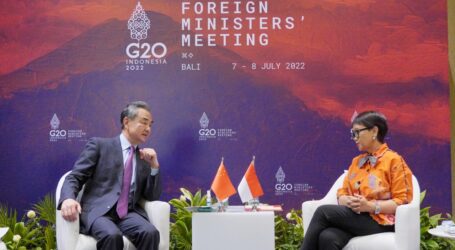 Menlu RI dan China Lakukan Pertemuan Bilateral di Bali
