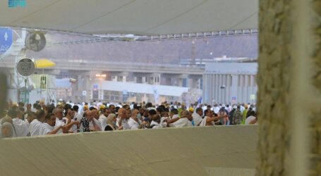 Jamaah Haji Lanjutkan Lempar Jumrah Hari Pertama Tasyrik Ahad