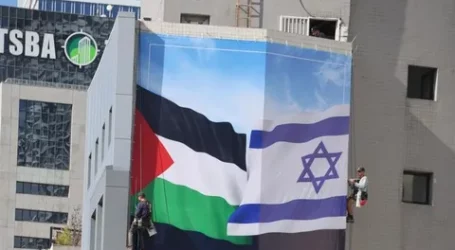 Sambut Biden, Peace Now Pasang Bendera Palestina dan Israel