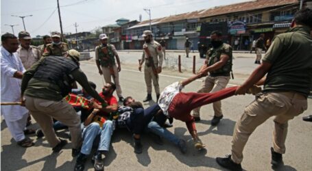 Polisi Bubarkan Peringatan Asyura di Kashmir