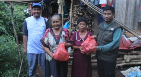 Baitul Wakaf Salurkan Paket Sembako untuk Lansia Dhuafa