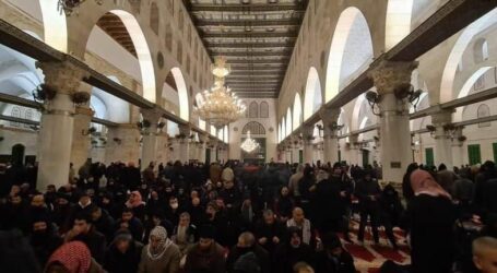 Ribuan Muslim Shalat Subuh Berjamaah Jumat di Al-Aqsa