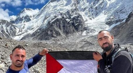 Bendera Palestina Berkibar di Puncak Everest