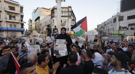 Ratusan Warga Palestina Berpawai di Ramallah Dukung Tahanan Palestina Nasser Abu Hmeid
