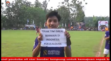 Pemain Sepak Bola Lampung Selebrasi Bentangkan Poster Tolak Timnas Israel
