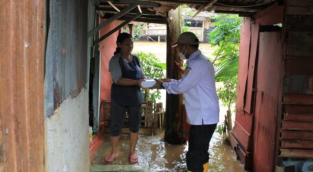 Warga Terdampak Banjir Kali Ciliwung Terima Paket Makanan ZChiken dari BAZNAS