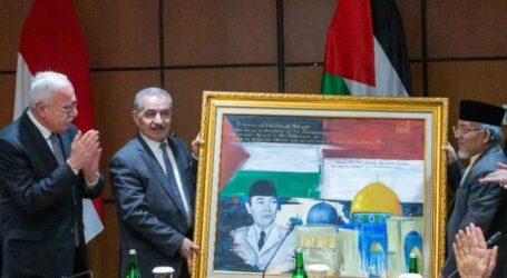 Pembina Utama AWG Beri Hadiah Lukisan kepada PM Palestina