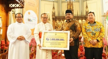 Menag Serahkan Bantuan Rp1 Miliar untuk Gereja Katedral Jakarta
