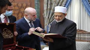 Presiden Abbas Serahkan Mushaf Al-Quran Al-Aqsa kepada Syaikh Al-Azhar