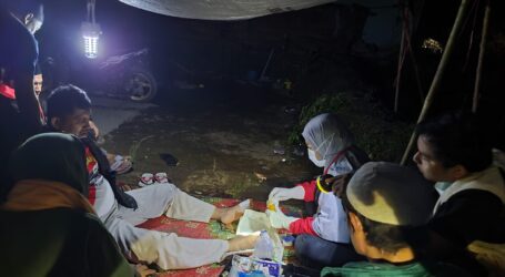 Tim MER-C Beri Pengobatan Korban Gempa Cianjur dengan Penerangan Seadanya