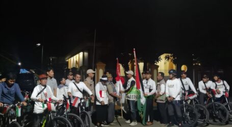 Tim Gowes Cinta Al-Aqsa Lampung Serahkan Bendera Indonesia dan Palestina kepada Goweser Banten