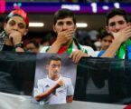 Pegang Foto Ozil, Fans Piala Dunia Sindir Balik Timnas Jerman