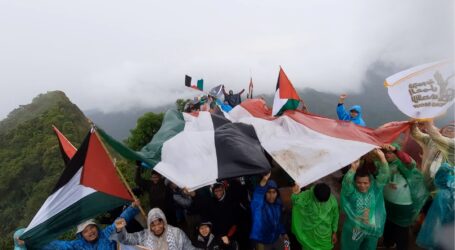 Pengibaran Bendera Indonesia dan Palestina di Puncak Gunung Muria