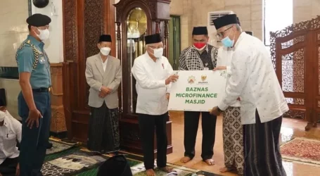 Wapres Serahkan Bantuan BAZNAS Microfinance Masjid Agung Jawa Tengah