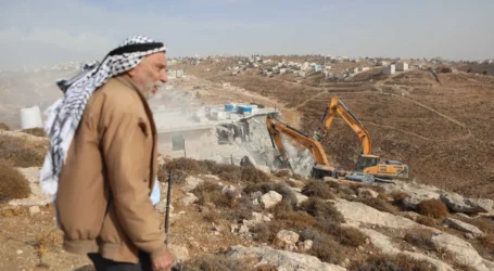 Seorang Warga Palestina Dipaksa Oleh Pemerintah Kota Israel Untuk Hancurkan Rumahnya