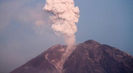 Gunung Semeru Alami 19 Kali Gempa Letusan