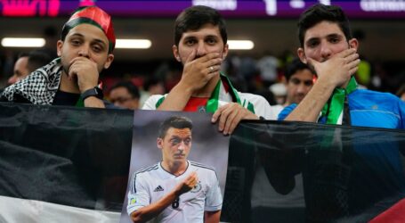 Fans Jerman di Piala Dunia 2022 Lontarkan Makian kepada Pemegang Poster Ozil