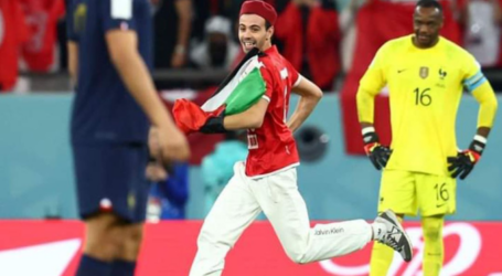 Timnya Cetak Gol, Supporter Tunisia Bawa Bendera Palestina ke Lapangan