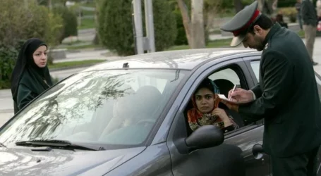 Polisi Iran Keluarkan Peringatan Wajib Jilbab di Mobil