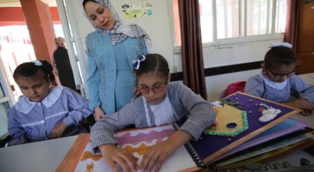 Taima Salama, Abdikan Diri untuk Bantu Tunanetra di Gaza Belajar